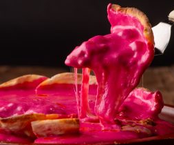 ピンクのピザは美味しくてインパクト抜群！？女子会や記念日にもおすすめです☆｜【公式】ガーデンファーム